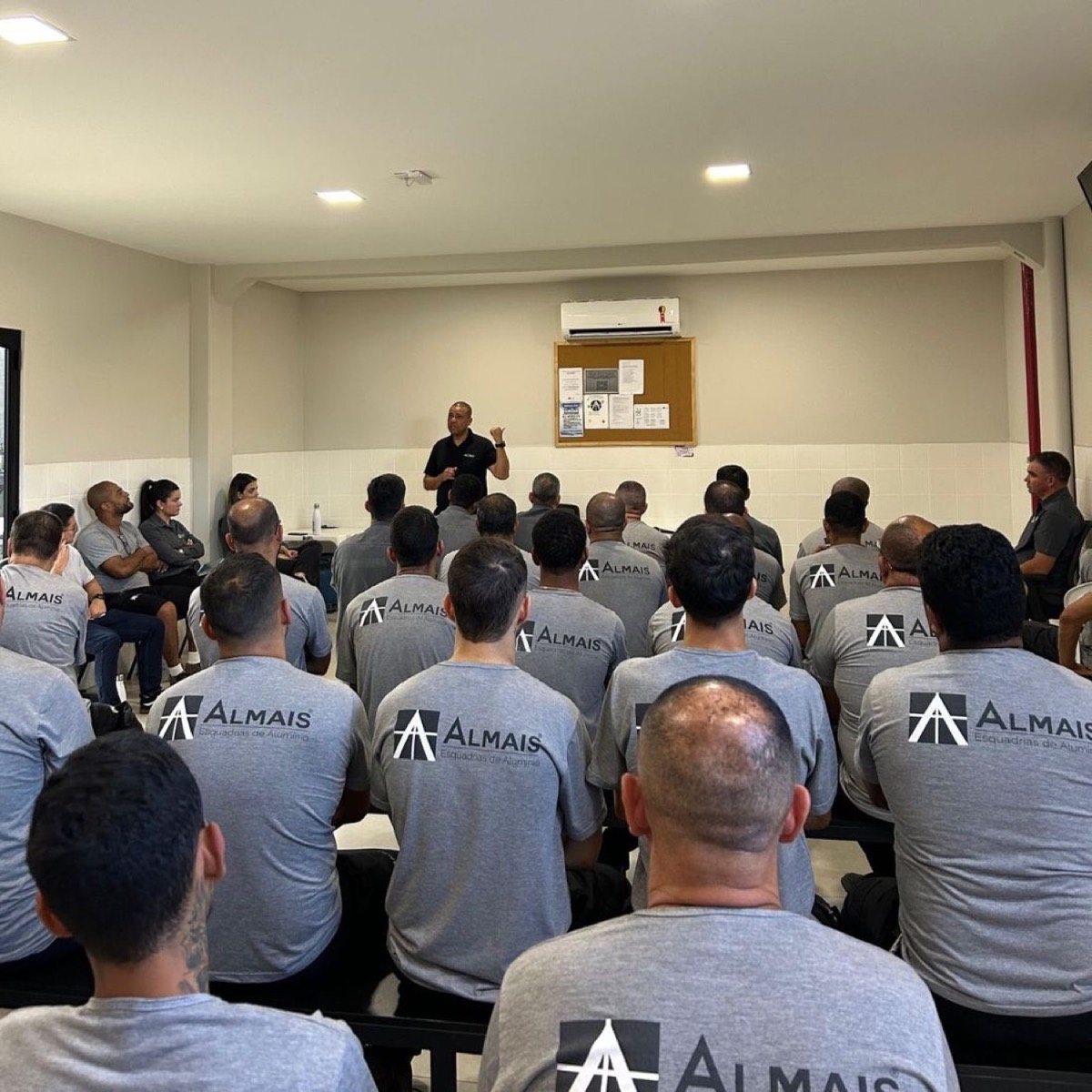 Equipe própria da Almais em operação e treinamento