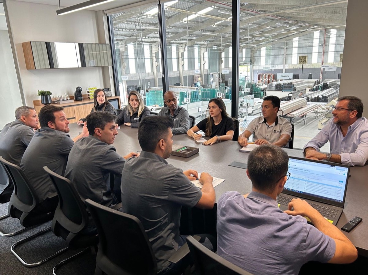 Equipe técnica da Almais em planejamento e decisão operacional